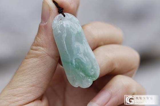 沁碧阁翡翠 每日一款  飘阳绿招财佛手吊坠 仅690哦~_翡翠