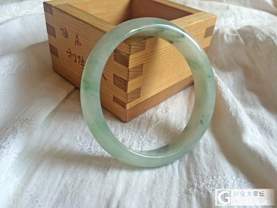 两条飘花，一圆一扁条，姐妹们更喜欢哪条呢？_手镯翡翠