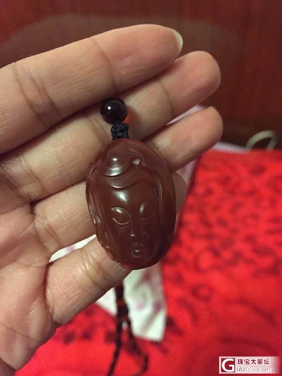 过年亲戚送的，大家看看是南红吗？_南红