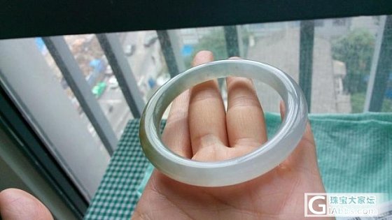 加了张透光图片！发个蓝水胶感化地的翡翠圆条镯子，完美无纹裂！价钱美好_翡翠