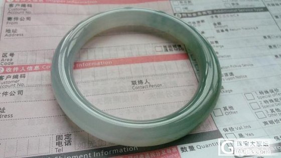 加了张透光图片！发个蓝水胶感化地的翡翠圆条镯子，完美无纹裂！价钱美好_翡翠