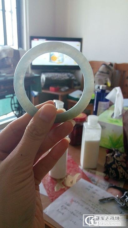 加了张透光图片！发个蓝水胶感化地的翡翠圆条镯子，完美无纹裂！价钱美好_翡翠