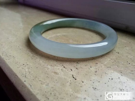 加了张透光图片！发个蓝水胶感化地的翡翠圆条镯子，完美无纹裂！价钱美好_翡翠