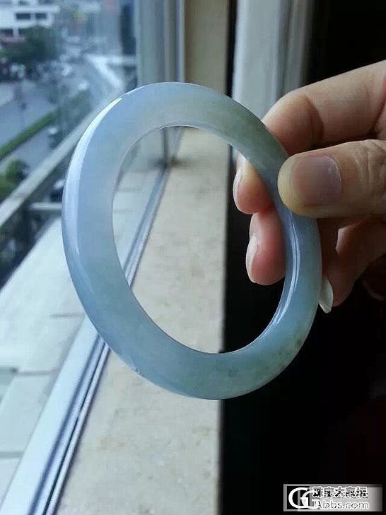 加了张透光图片！发个蓝水胶感化地的翡翠圆条镯子，完美无纹裂！价钱美好_翡翠
