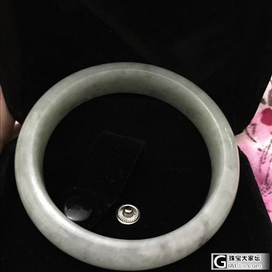给我看看这个手镯怎么样？值多少钱？_翡翠