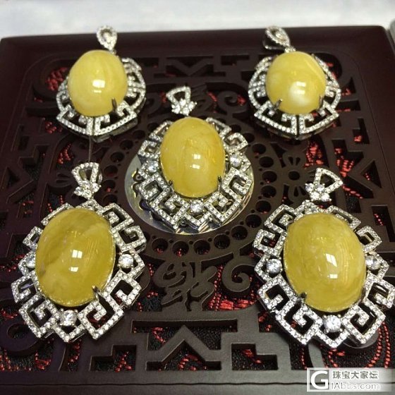新设计出来的蜜蜡镶银吊坠_有机宝石