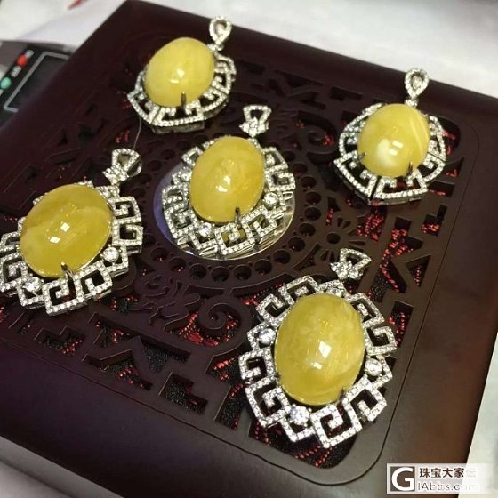 新设计出来的蜜蜡镶银吊坠_有机宝石