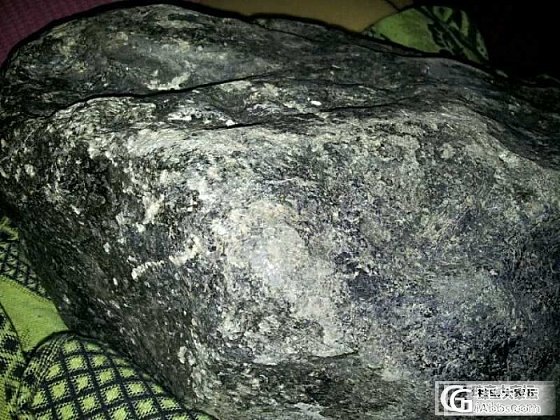 大哥高手帮忙分析下这个料子~值得解不？_半成品翡翠