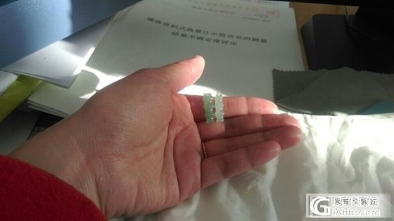 两个翡翠小竹节一手走~老坑冰种颜色好~互闪互闪吧~！_翡翠
