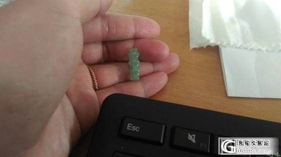 两个翡翠小竹节一手走~老坑冰种颜色好~互闪互闪吧~！_翡翠