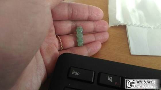两个翡翠小竹节一手走~老坑冰种颜色好~互闪互闪吧~！_翡翠