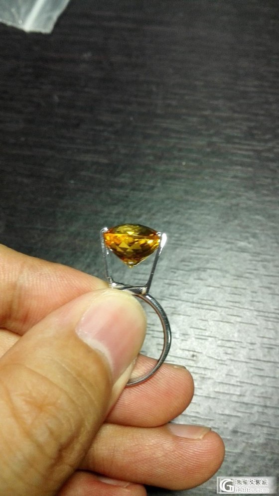 发一个金黄色完美切工正圆形刻面黄水晶_水晶