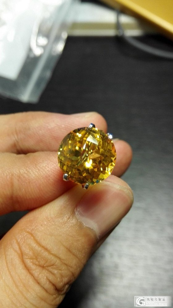 发一个金黄色完美切工正圆形刻面黄水晶_水晶