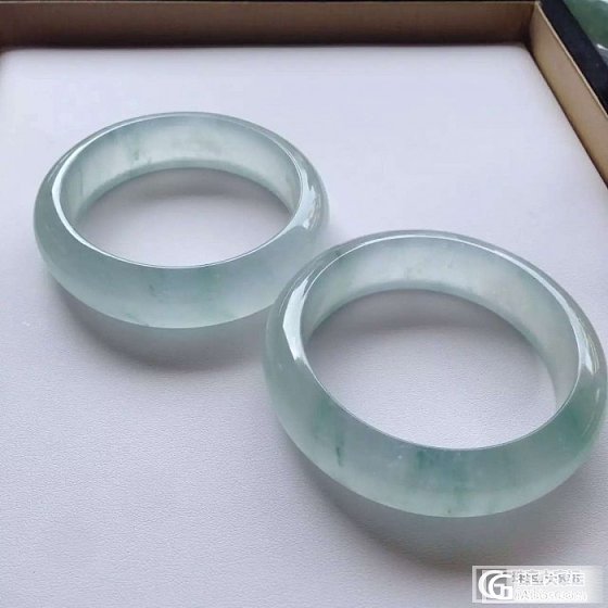 大家快看看这对高冰飘花壕镯子怎么样值_手镯翡翠