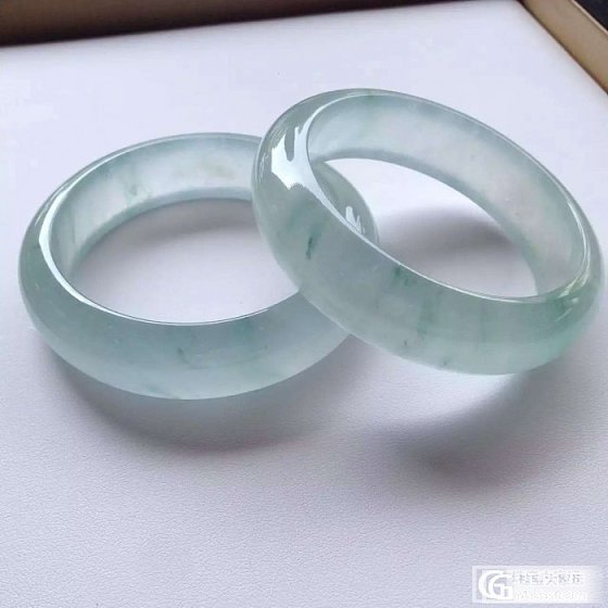 大家快看看这对高冰飘花壕镯子怎么样值_手镯翡翠