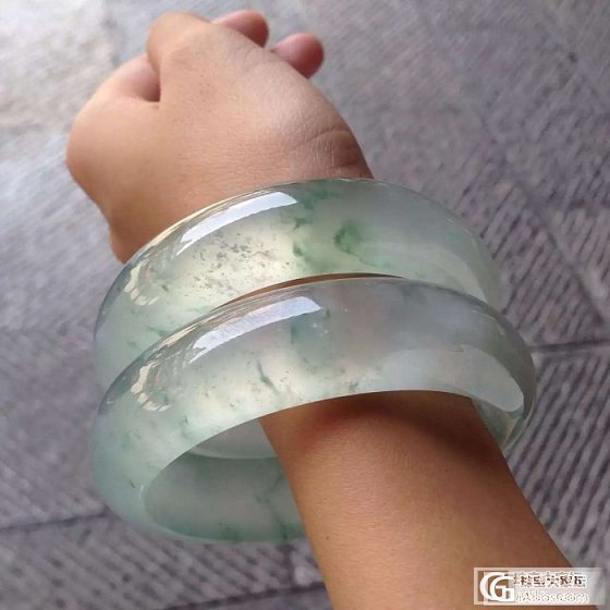 大家快看看这对高冰飘花壕镯子怎么样值_手镯翡翠