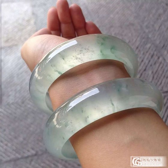大家快看看这对高冰飘花壕镯子怎么样值_手镯翡翠