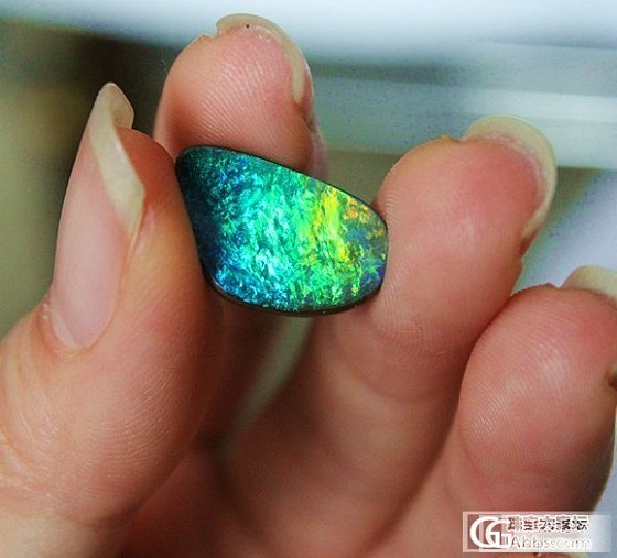 最近刚入的欧泊，很喜欢孔雀羽毛一样的感觉_刻面宝石欧泊