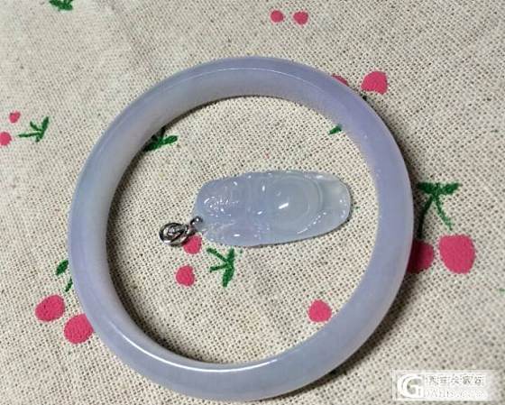 一块冰粉紫的料子开出一只玉镯与一个站佛,大家看看性价比如何_珠宝