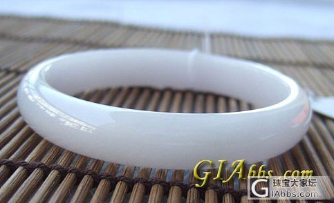 【已出】小手妹妹看过来 转细糯满淡紫小贵妃镯啦。_手镯翡翠和田玉