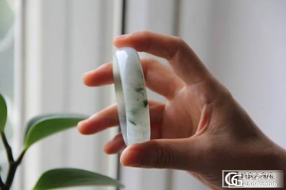 朋友的飘花镯子，求估价！_翡翠