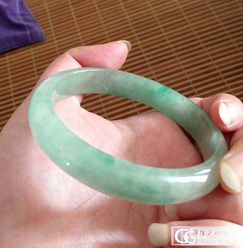 大家看下 这个翡翠绿手镯 是否是A_翡翠