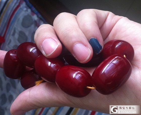 帮我鉴定下这两个，是塑料还是蜜蜡？_蜜蜡