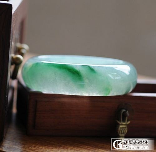 宽版正装冰种飘阳绿翡翠镯子，如何？_翡翠