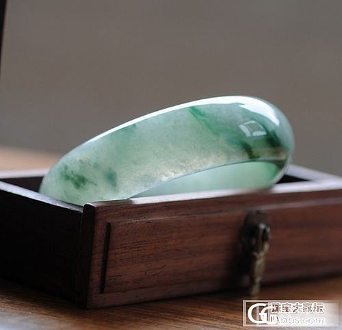 宽版正装冰种飘阳绿翡翠镯子，如何？_翡翠