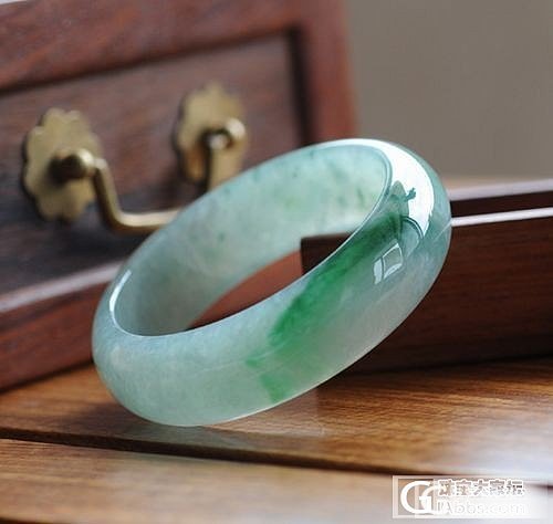 宽版正装冰种飘阳绿翡翠镯子，如何？_翡翠