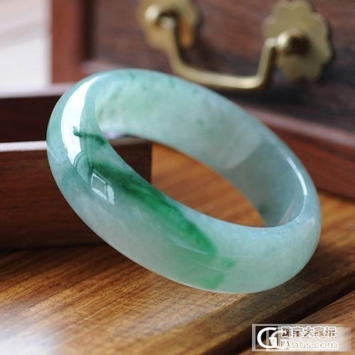 宽版正装冰种飘阳绿翡翠镯子，如何？_翡翠