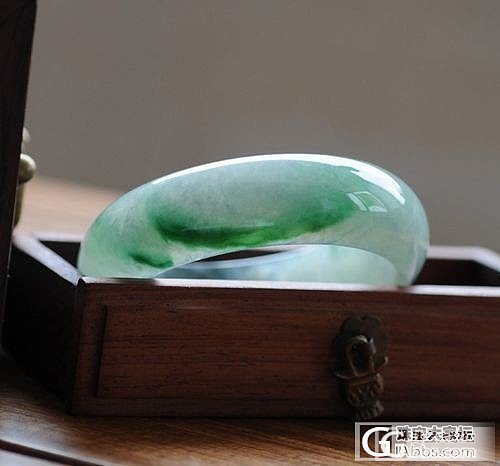 宽版正装冰种飘阳绿翡翠镯子，如何？_翡翠