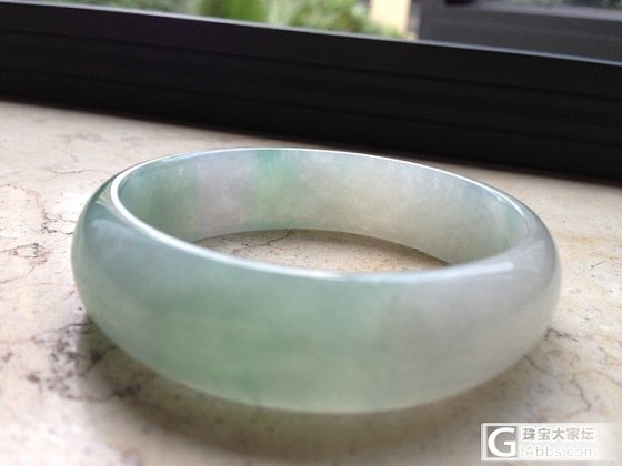 一个不算色的色镯子。。。大家随便拍_翡翠