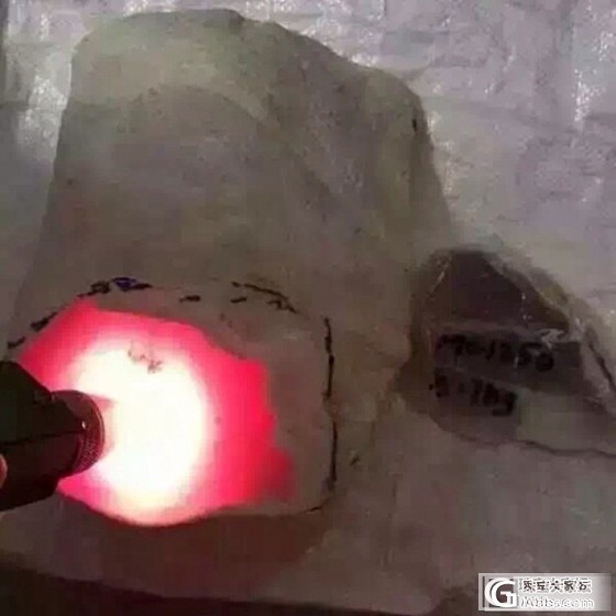 白岩砂赌石切出高冰_赌石