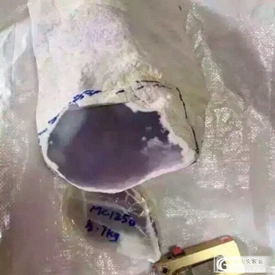 白岩砂赌石切出高冰_赌石