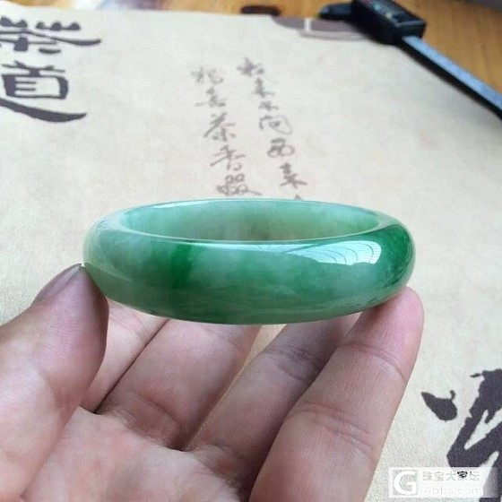 我又来了，这次还是两只美美哒翡翠手镯，多角度拍摄。你喜欢吗？_手镯翡翠