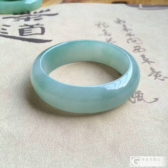 我又来了，这次还是两只美美哒翡翠手镯，多角度拍摄。你喜欢吗？_手镯翡翠