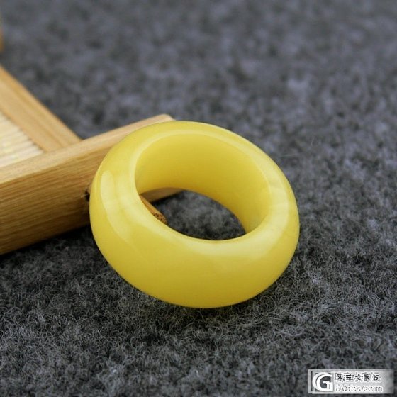 把玩了2年的一个指环_蜜蜡