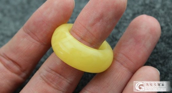 把玩了2年的一个指环_蜜蜡