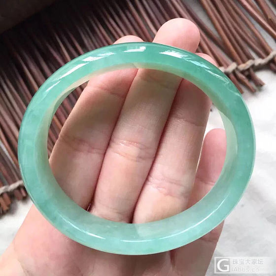 准备入手 求估价甜绿色贵妃镯_手镯翡翠