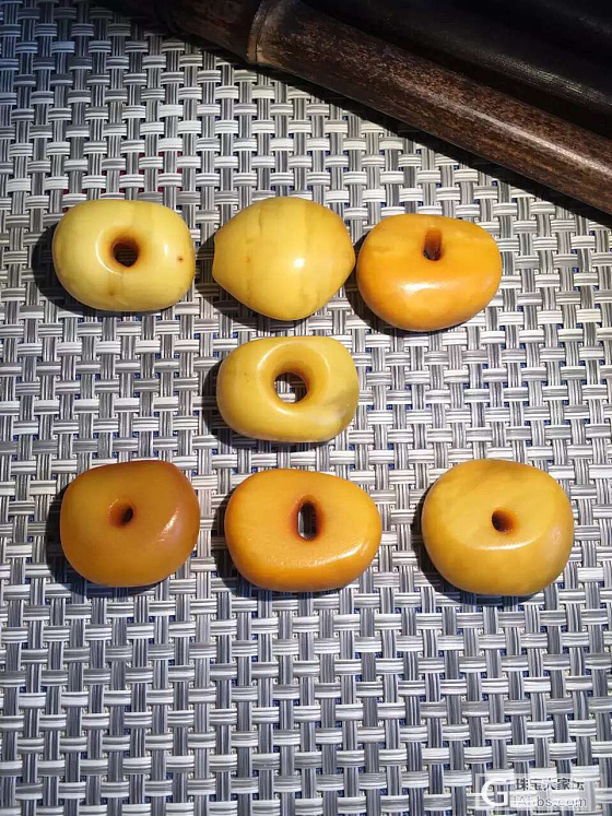 请问这种老蜜蜡饼子都是哪儿的货源？_蜜蜡