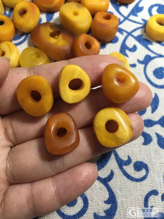 请问这种老蜜蜡饼子都是哪儿的货源？_蜜蜡