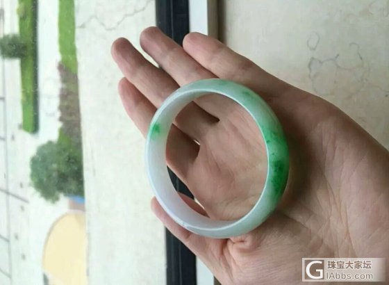 请教大家，57白底带绿正装，多少收合适，谢谢_手镯翡翠