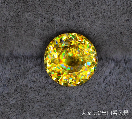 榍石颜色范围以及在各种光线下的表现_刻面宝石榍石