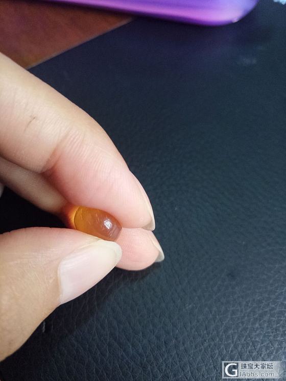自己喜欢DIY，买个琥珀戒面都是划痕，卖家说发货时好好的，怎么回事？？_戒面琥珀戒指