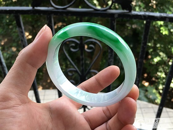 白底青，地子白，色正辣_手镯翡翠