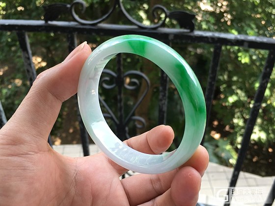 白底青，地子白，色正辣_手镯翡翠
