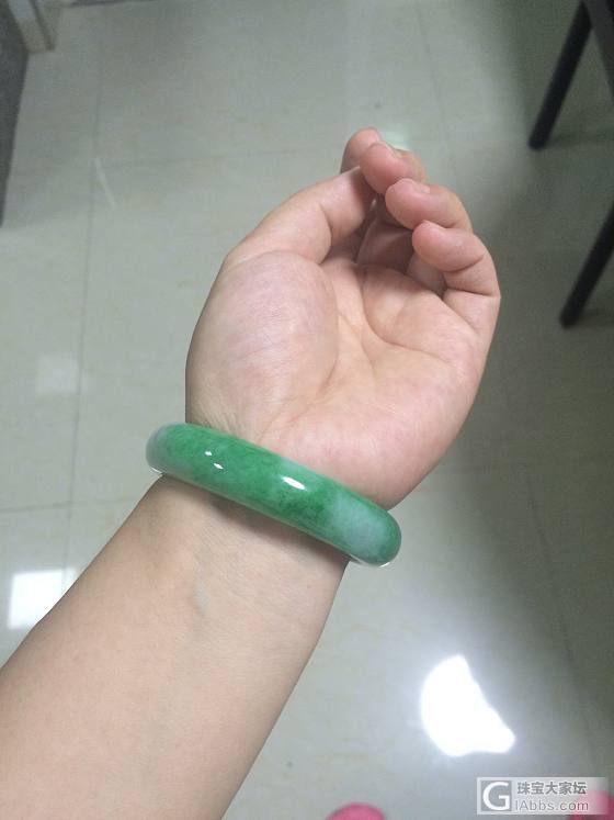 白底青，大半面辣色，水头比较干_手镯翡翠