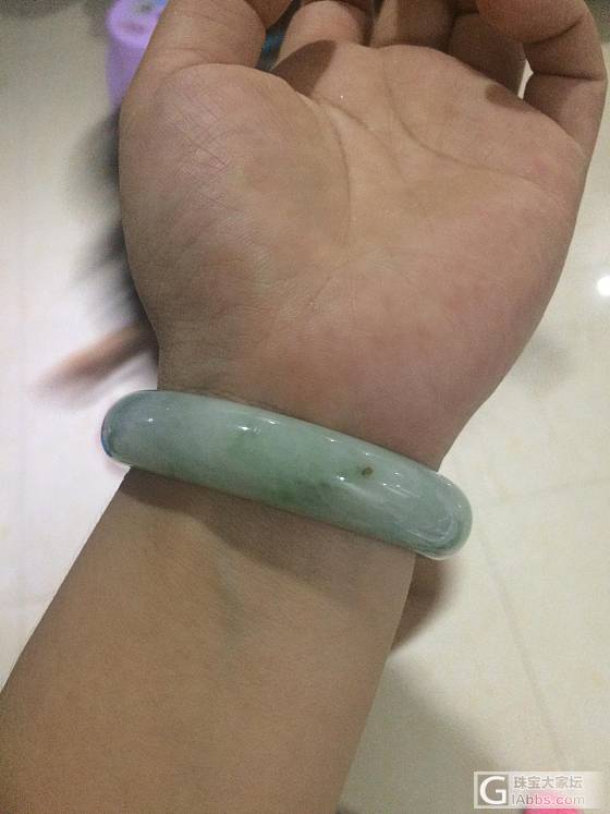 白底青，大半面辣色，水头比较干_手镯翡翠