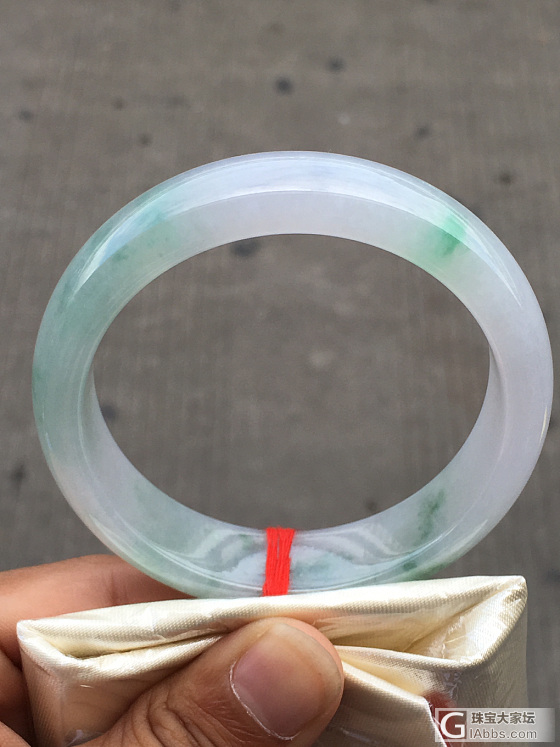 貌似现在都喜欢带色的了！？_翡翠手镯